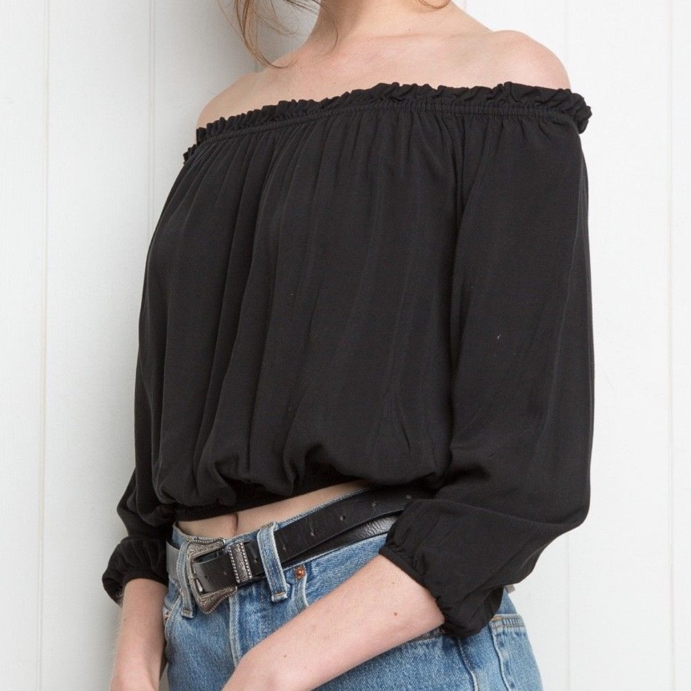 Rare brandy melville maura off the shoulders top🥑